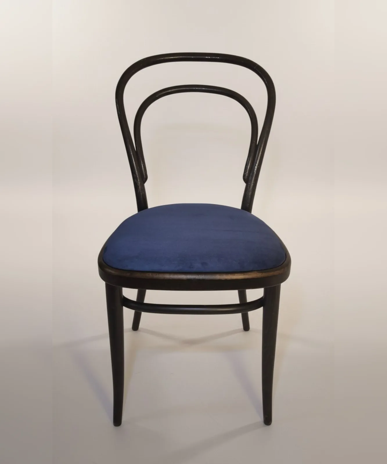Thonet Bugholzstuhl mit blauem Polster