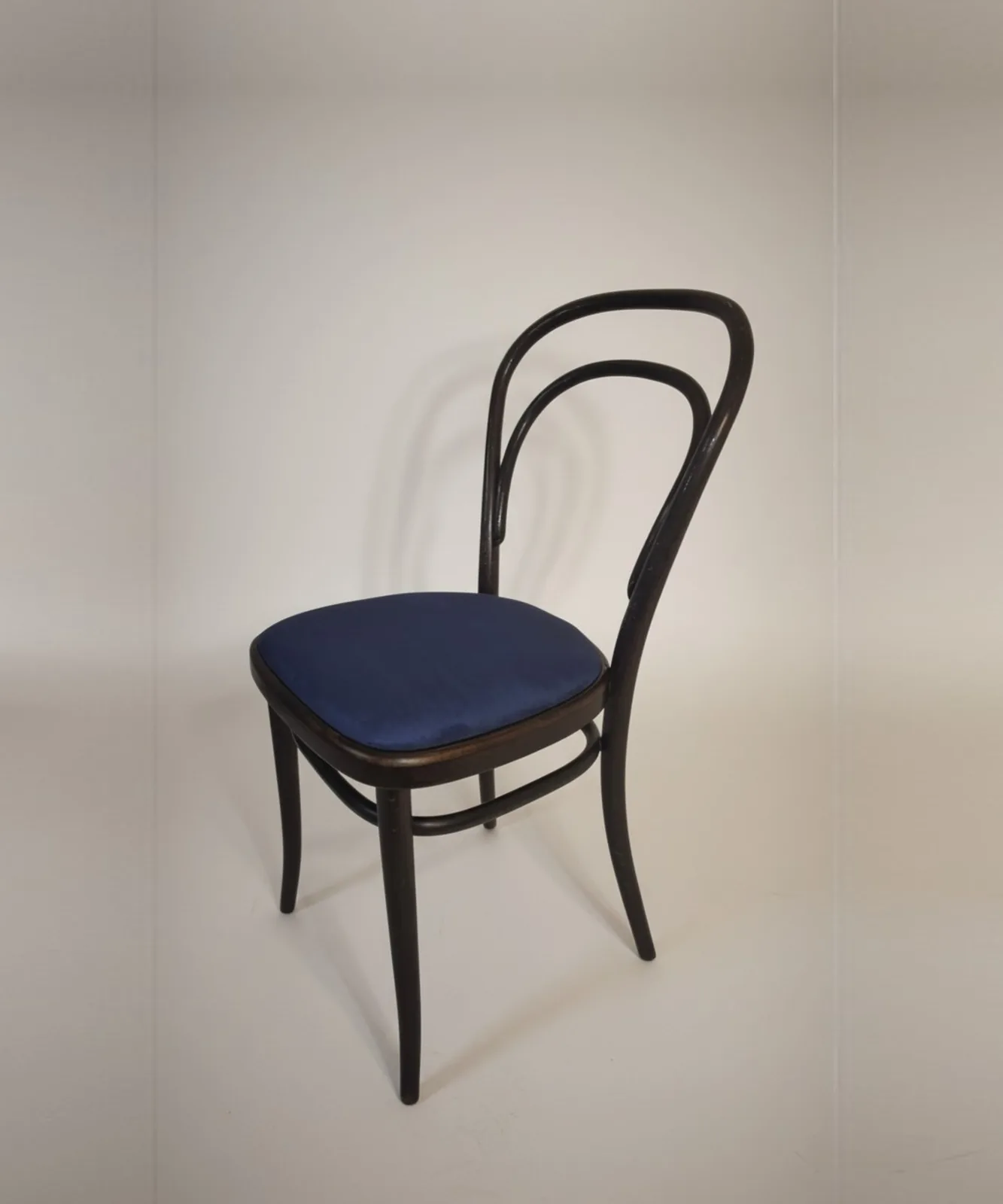 Thonet Bugholzstuhl mit blauem Polster Ansicht 2
