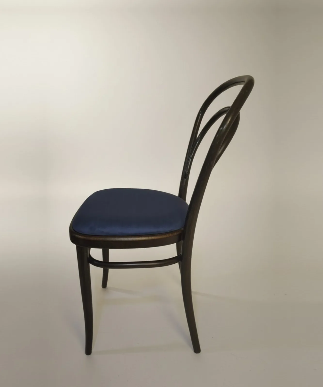 Thonet Bugholzstuhl mit blauem Polster Ansicht 3