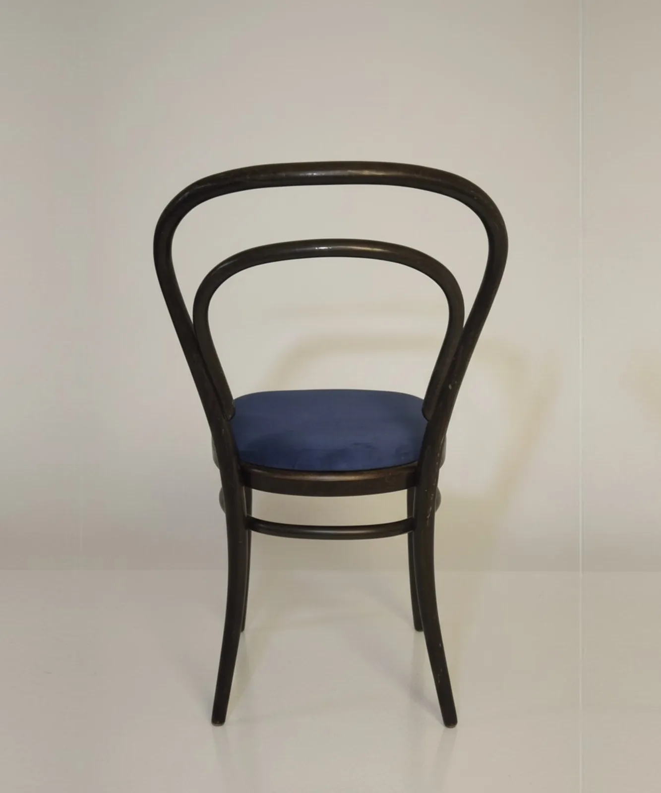 Thonet Bugholzstuhl mit blauem Polster Ansicht 4