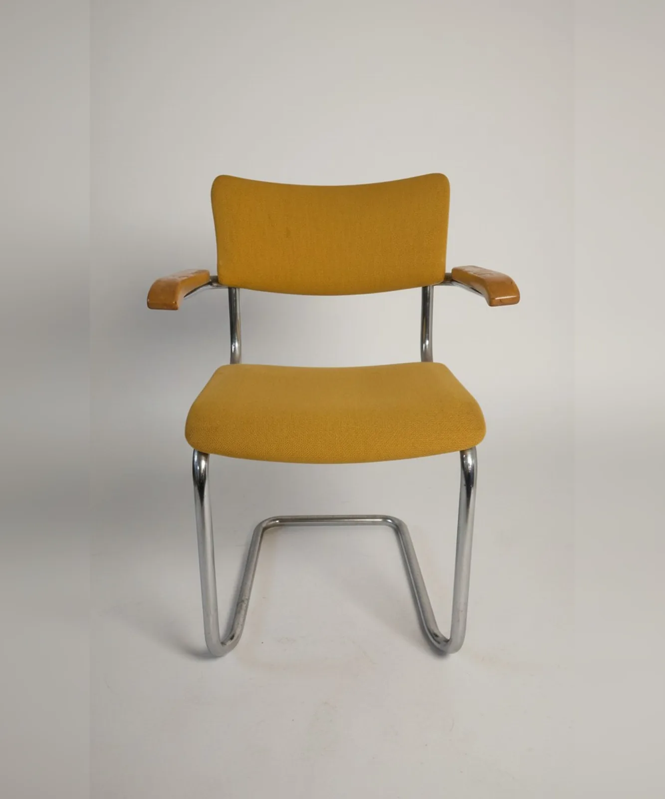 Thonet S 43 F Freischwinger-Armlehnstuhl, gelb