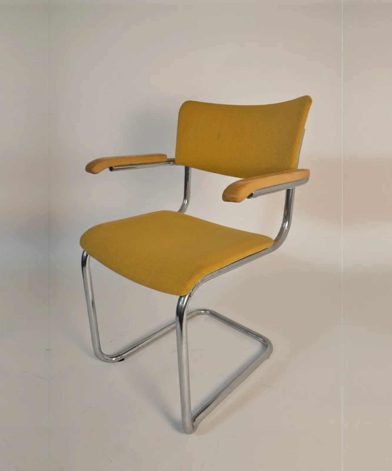 Thonet S 43 F Freischwinger-Armlehnstuhl, gelb Ansicht 2