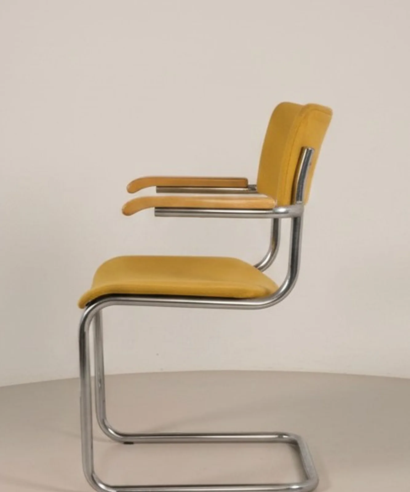 Thonet S 43 F Freischwinger-Armlehnstuhl, gelb Ansicht 3