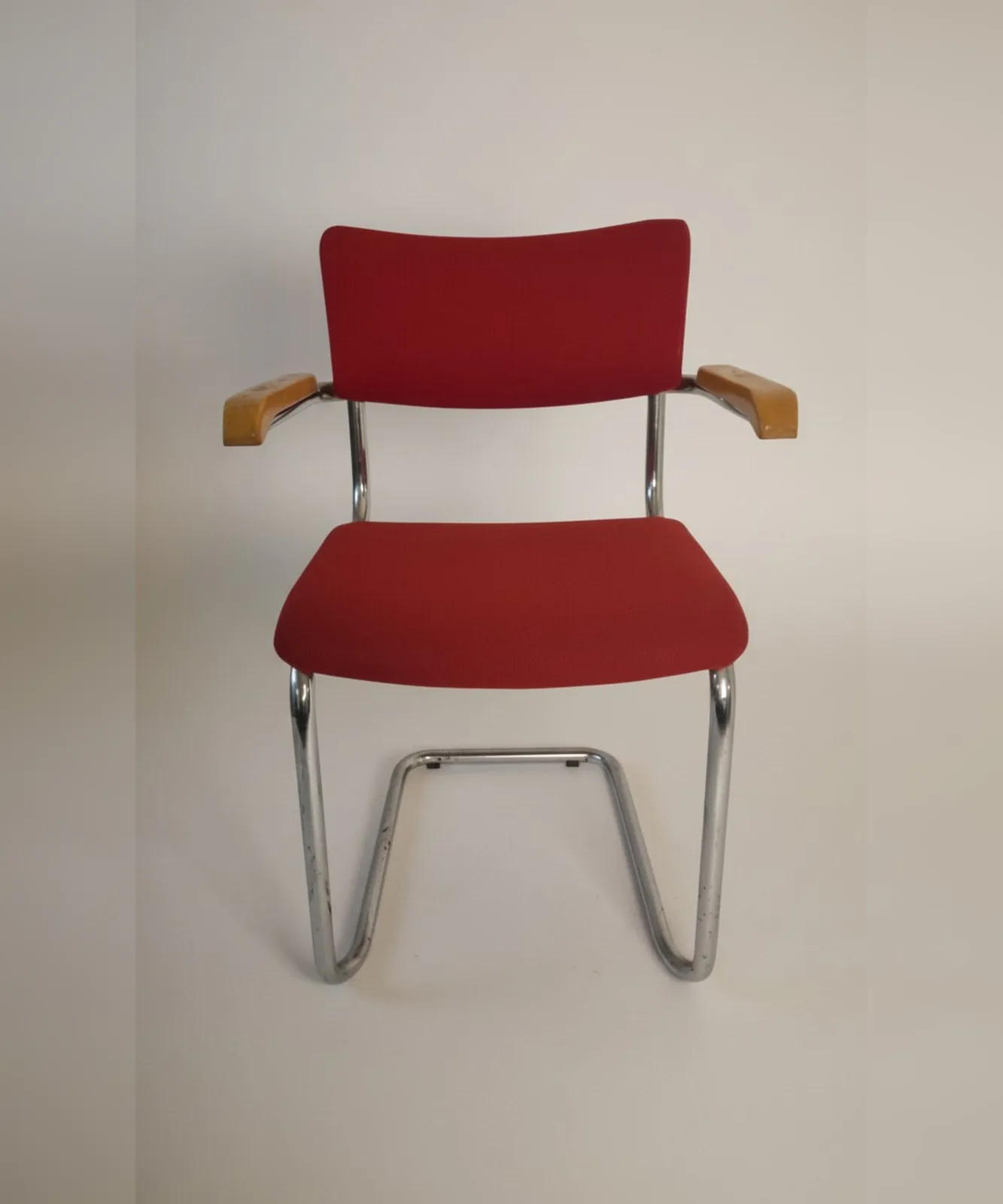 Thonet S 43 F Freischwinger-Armlehnstuhl, rot