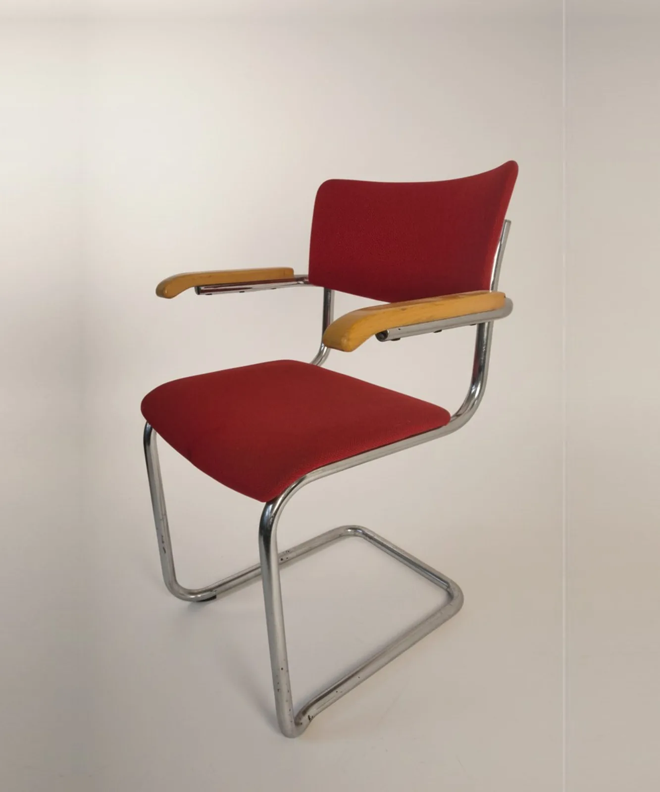 Thonet S 43 F Freischwinger-Armlehnstuhl, rot Ansicht 2