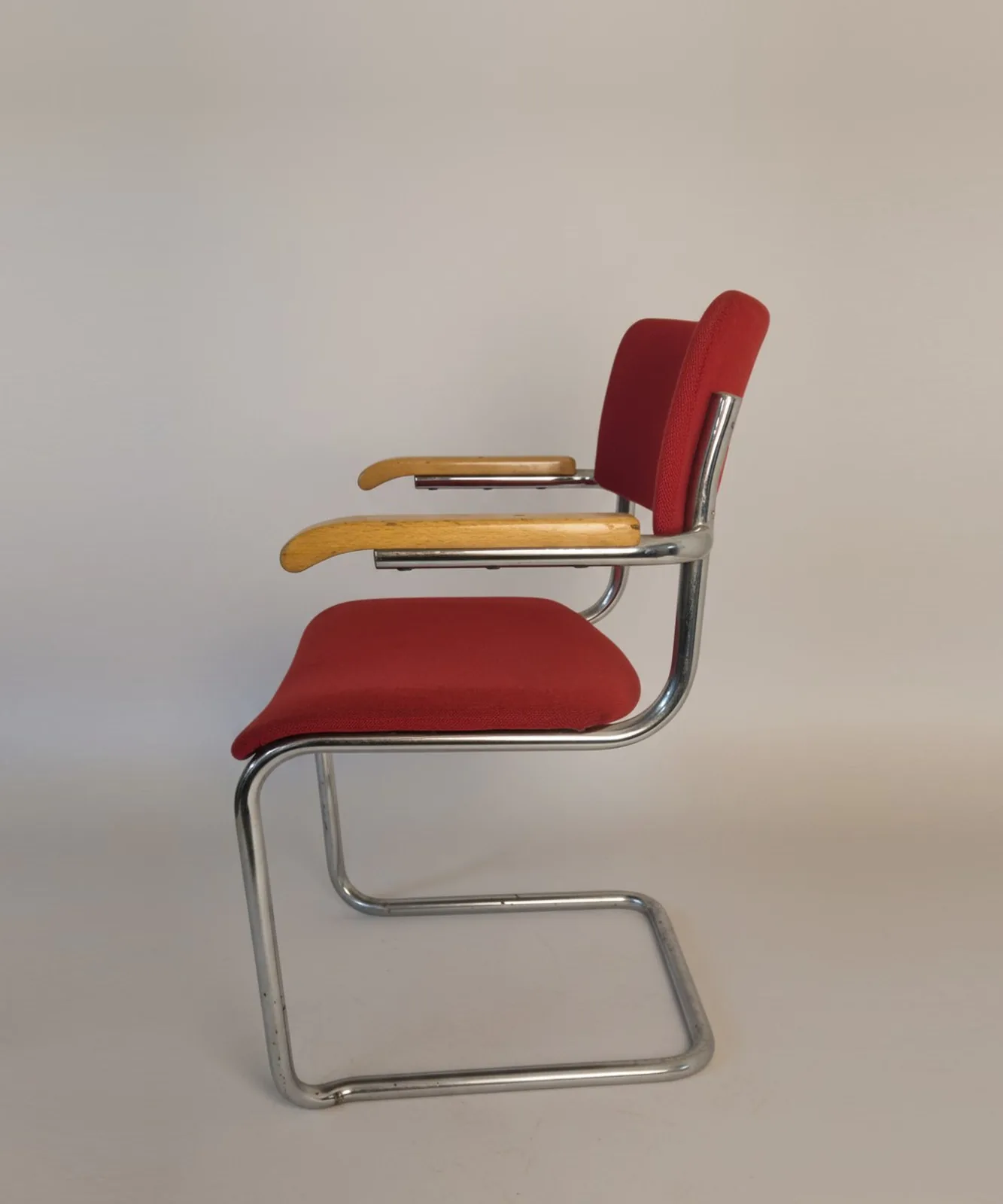 Thonet S 43 F Freischwinger-Armlehnstuhl, rot Ansicht 3