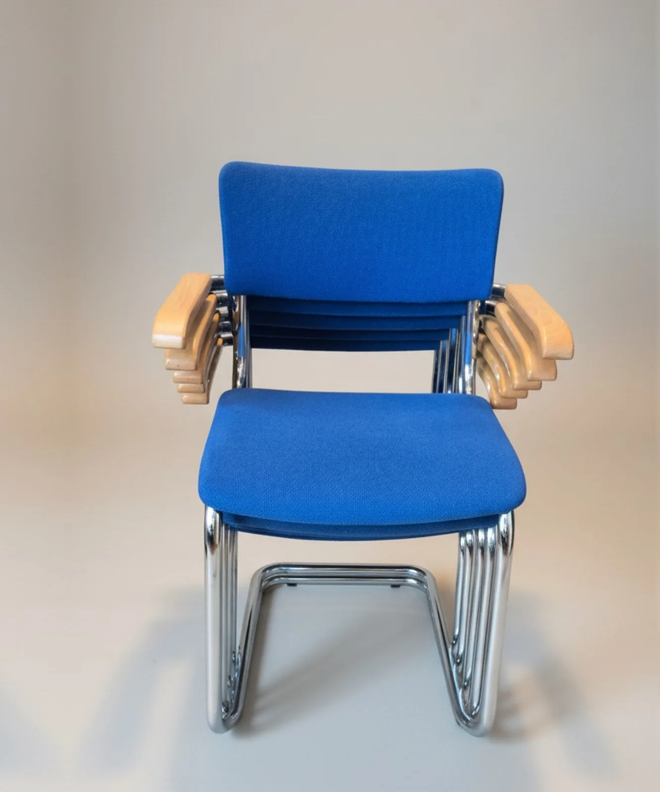 Thonet S 43 F Freischwinger-Armlehnstuhl, gepolstert und stapelbar, blau Ansicht 1