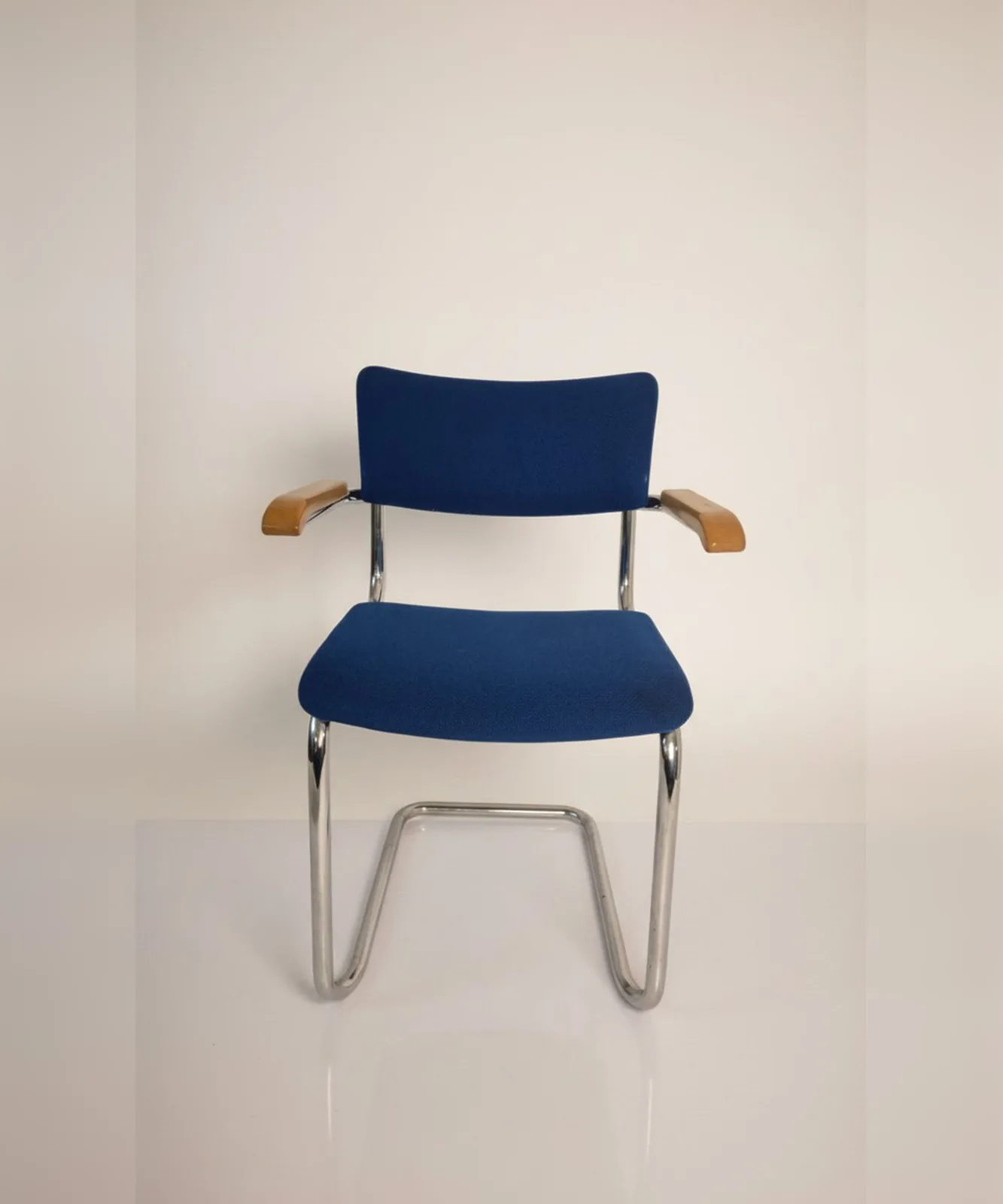 Thonet S 43 F Freischwinger-Armlehnstuhl, blau