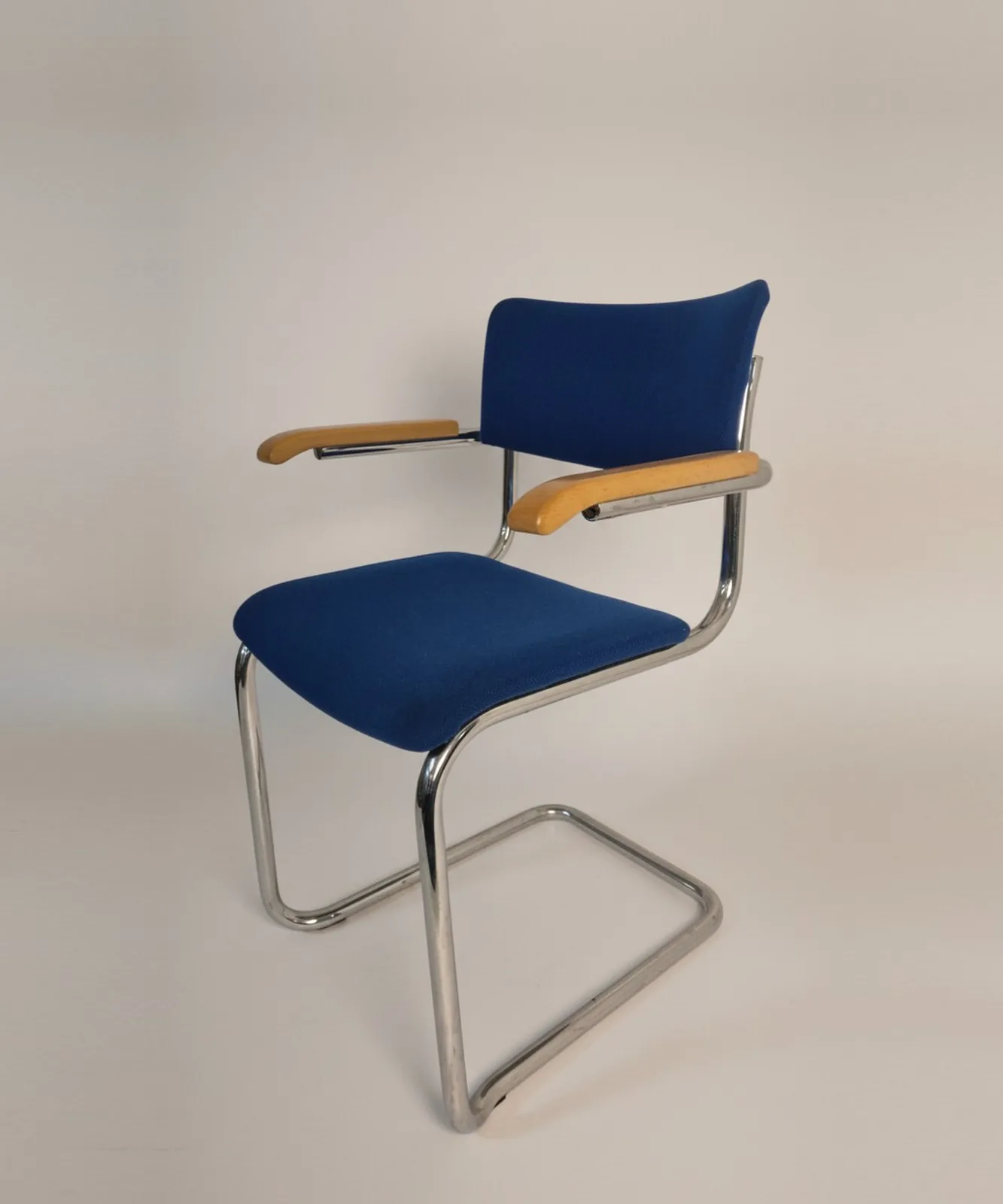 Thonet S 43 F Freischwinger-Armlehnstuhl, gepolstert und stapelbar, blau Ansicht 3