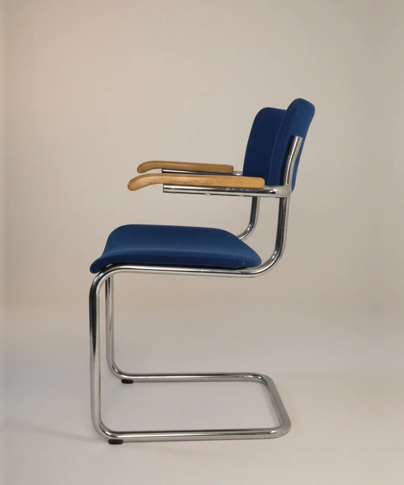 Thonet S 43 F Freischwinger-Armlehnstuhl, gepolstert und stapelbar, blau Ansicht 4