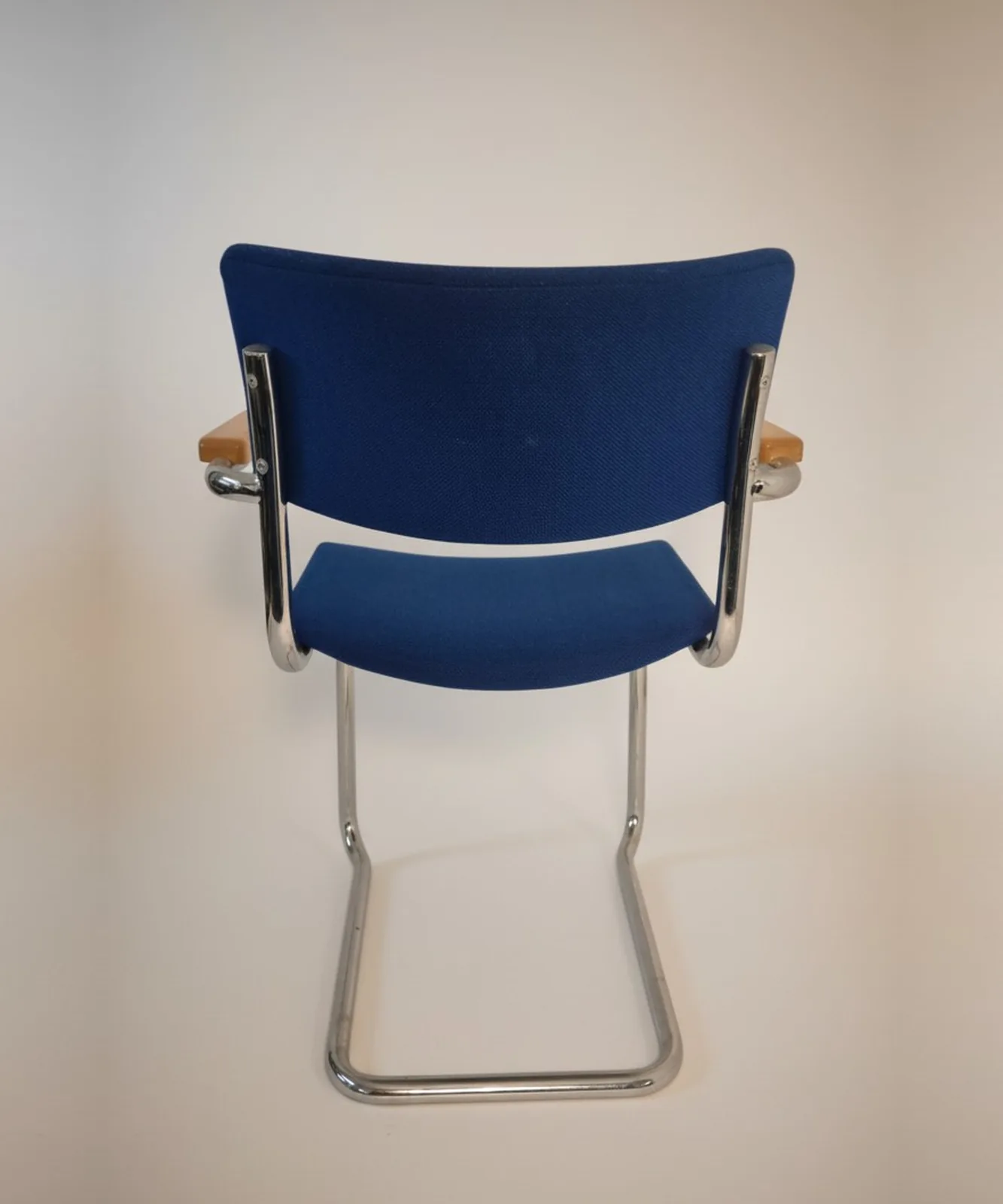 Thonet S 43 F Freischwinger-Armlehnstuhl, gepolstert und stapelbar, blau Ansicht 5