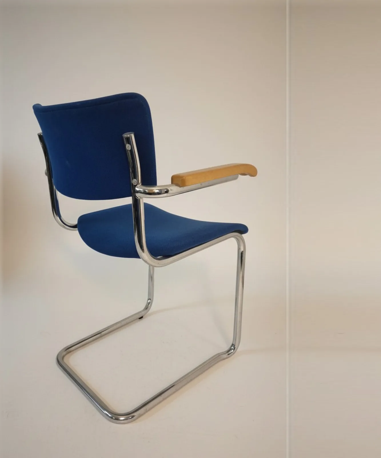 Thonet S 43 F Freischwinger-Armlehnstuhl, gepolstert und stapelbar, blau Ansicht 6
