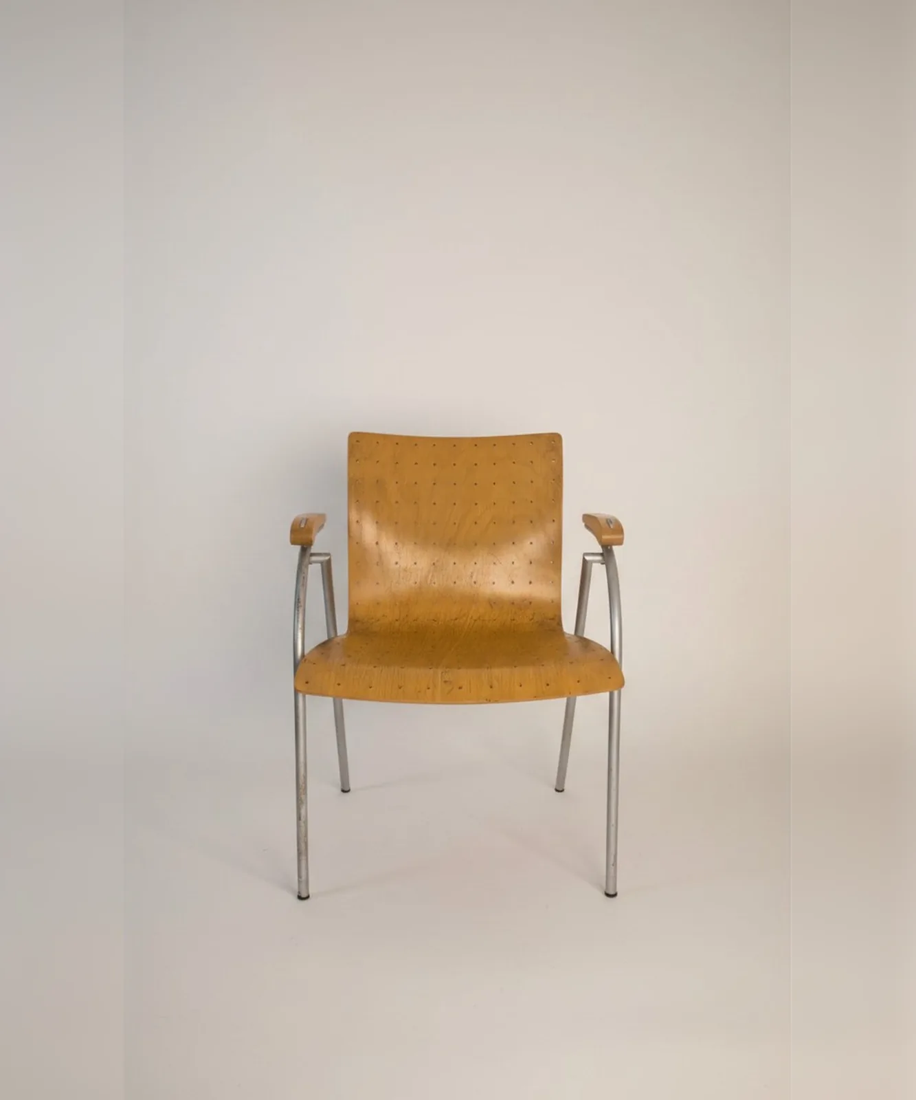 Thonet S 320 Armlehnstuhl mit perforiertem Formholz