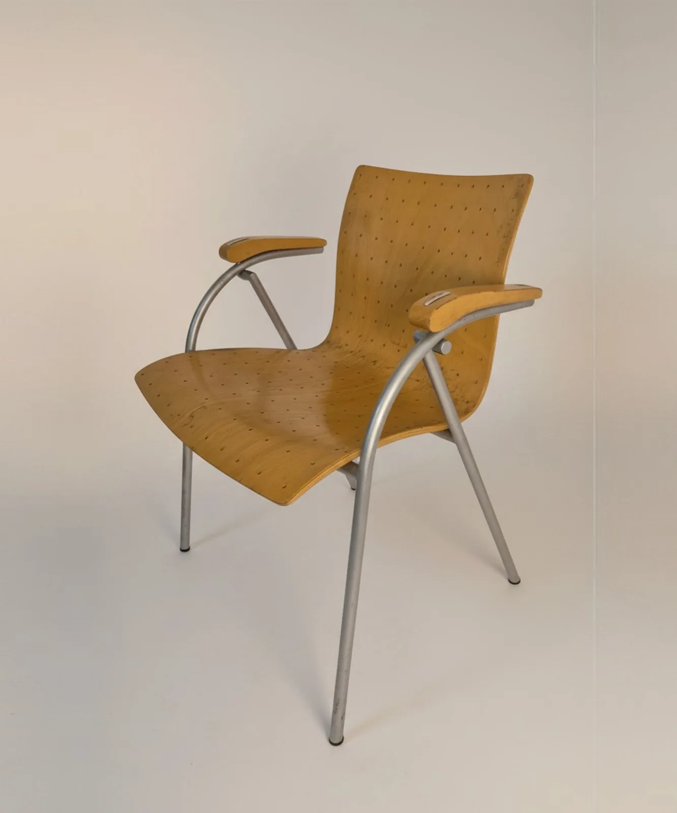 Thonet S 320 Armlehnstuhl mit perforiertem Formholz Ansicht 2