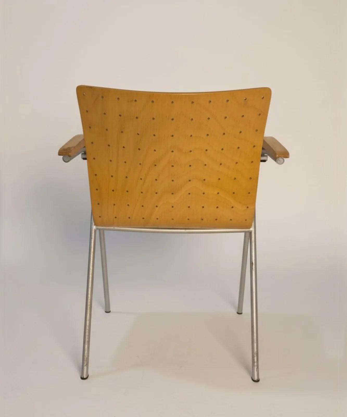 Thonet S 320 Armlehnstuhl mit perforiertem Formholz Ansicht 4