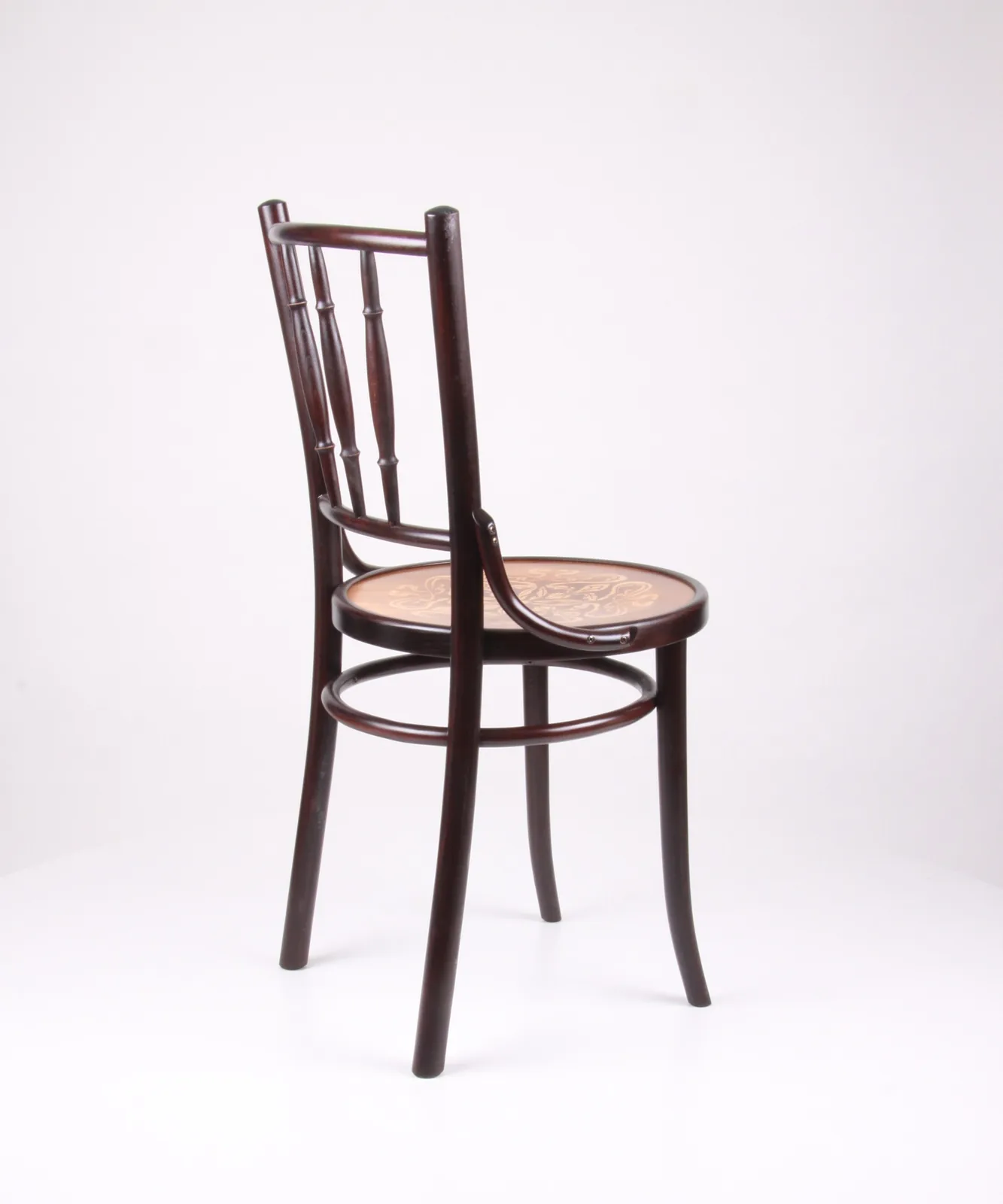 Bugholzstuhl mit gedrechselten Stäben und geprägtem Holzsitz Ansicht 5