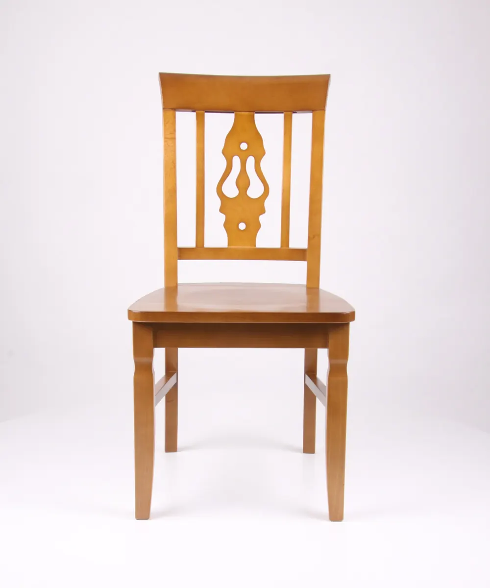 Holzstuhl mit ornamentiertem Mittelstab Rundumansicht