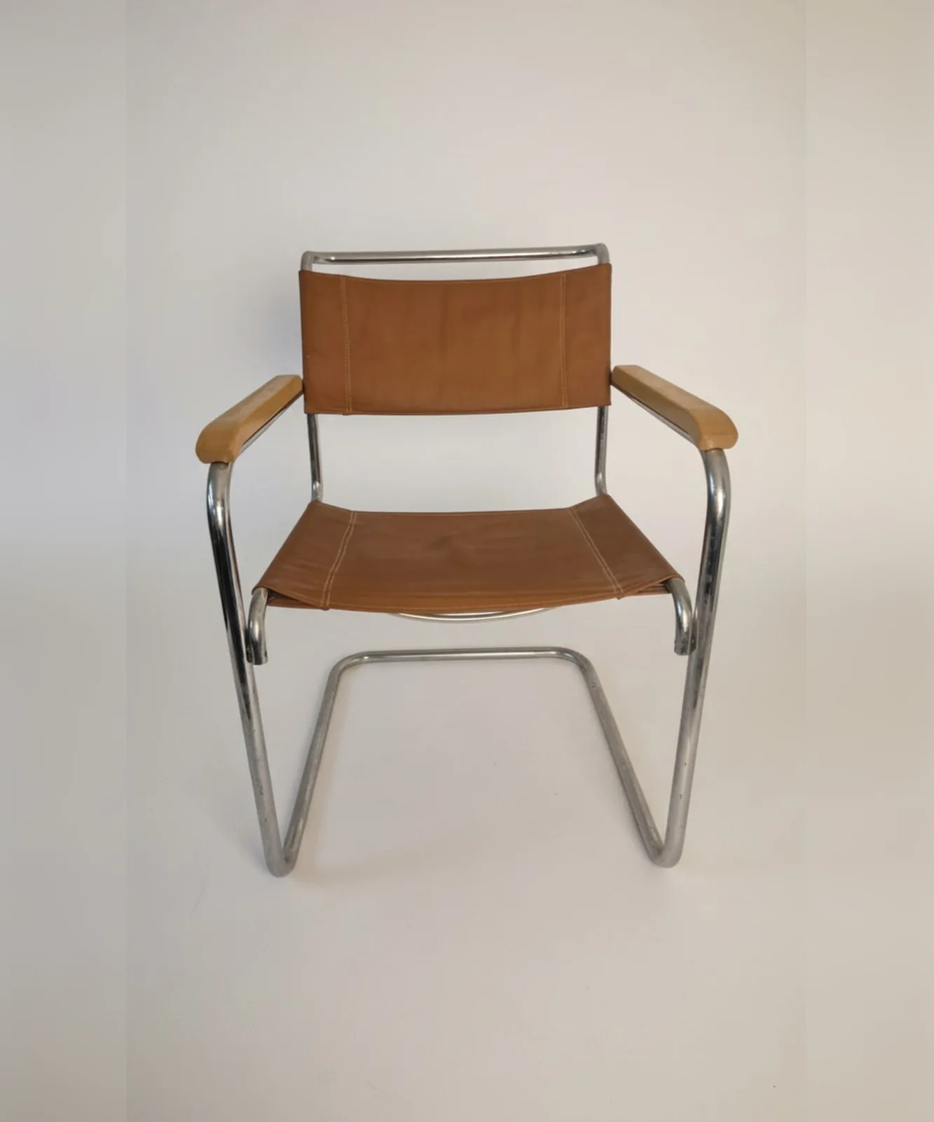 Leder-Freischwinger mit Holzarmlehnen