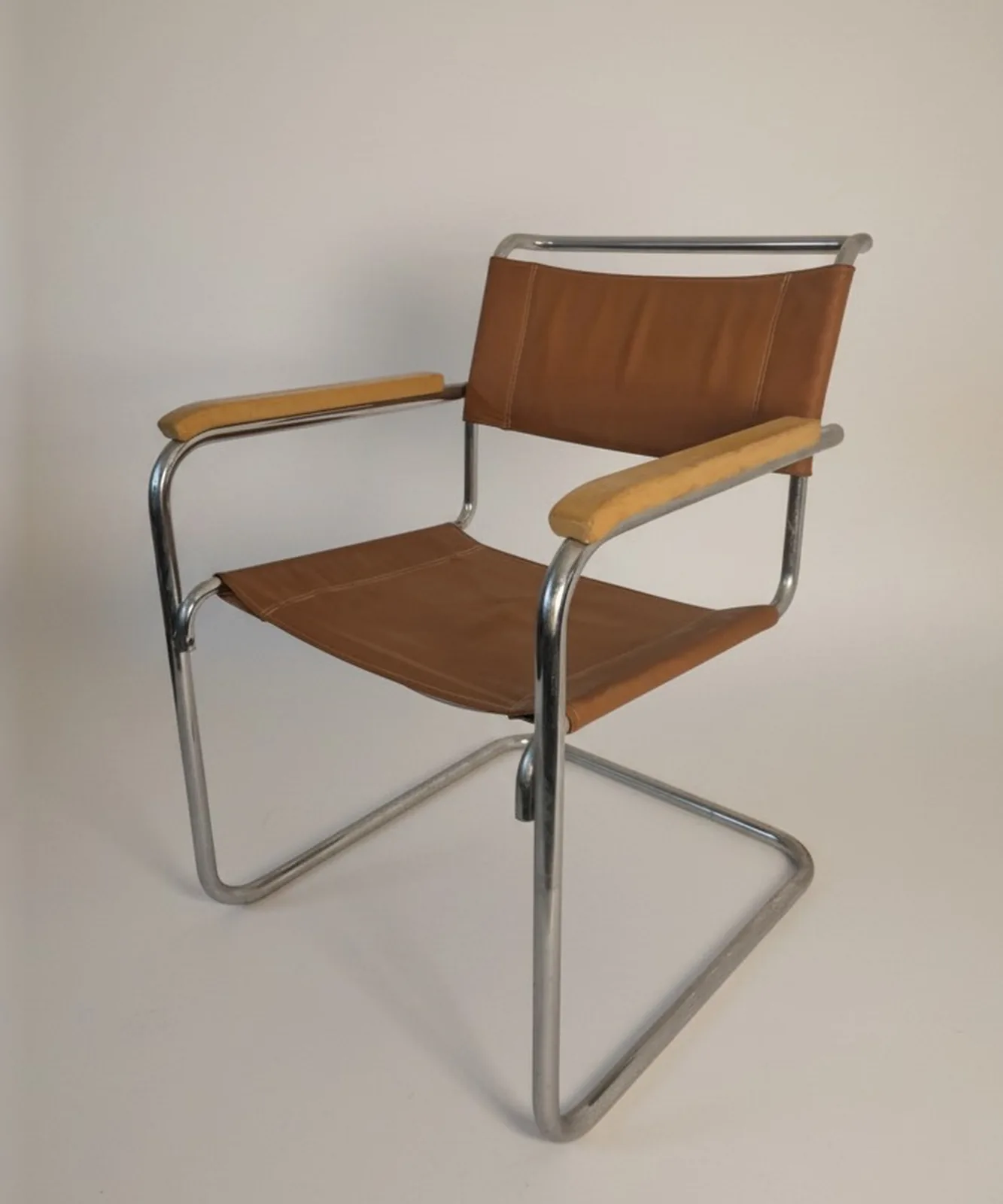 Leder-Freischwinger mit Holzarmlehnen Ansicht 2