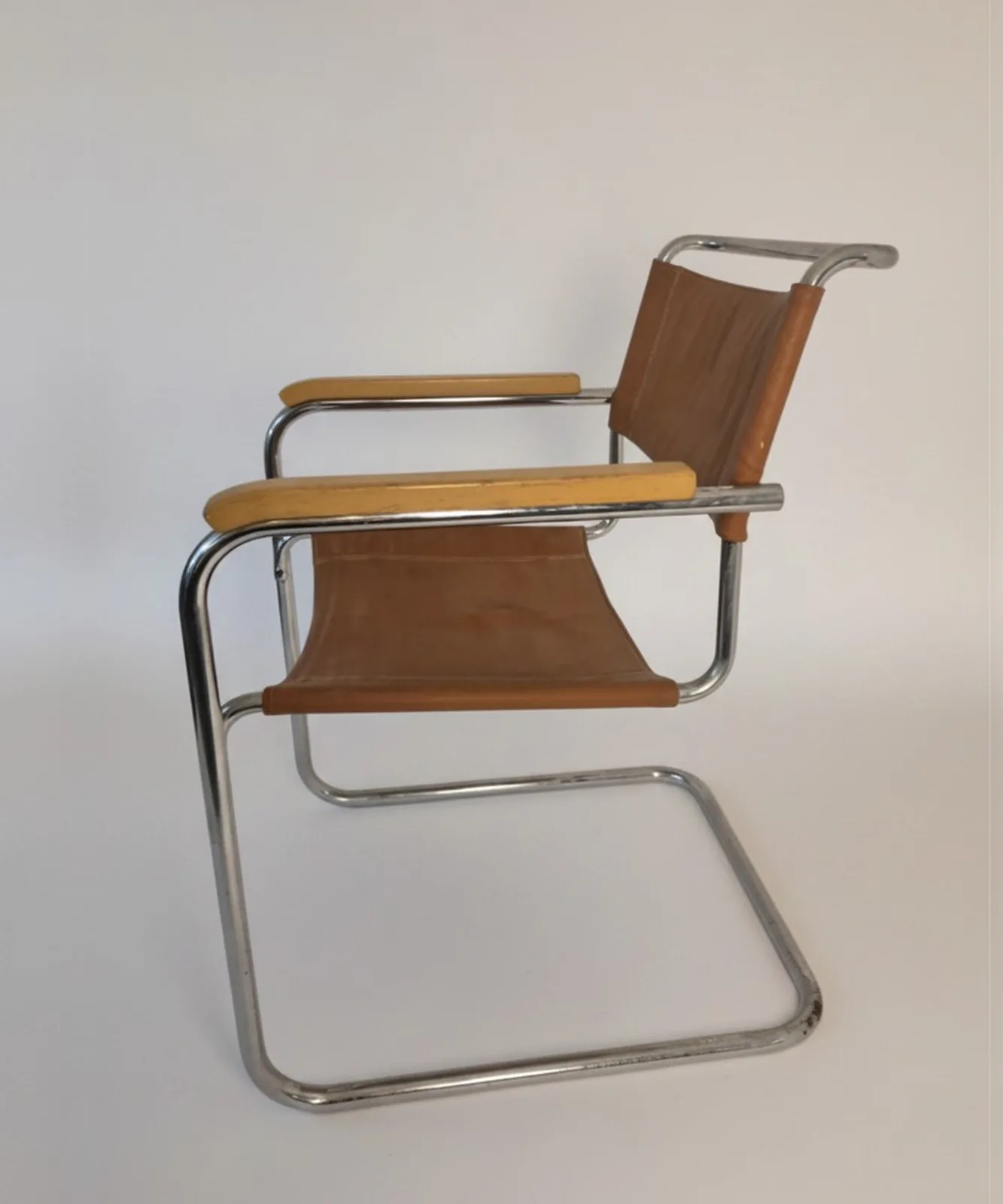 Leder-Freischwinger mit Holzarmlehnen Ansicht 3