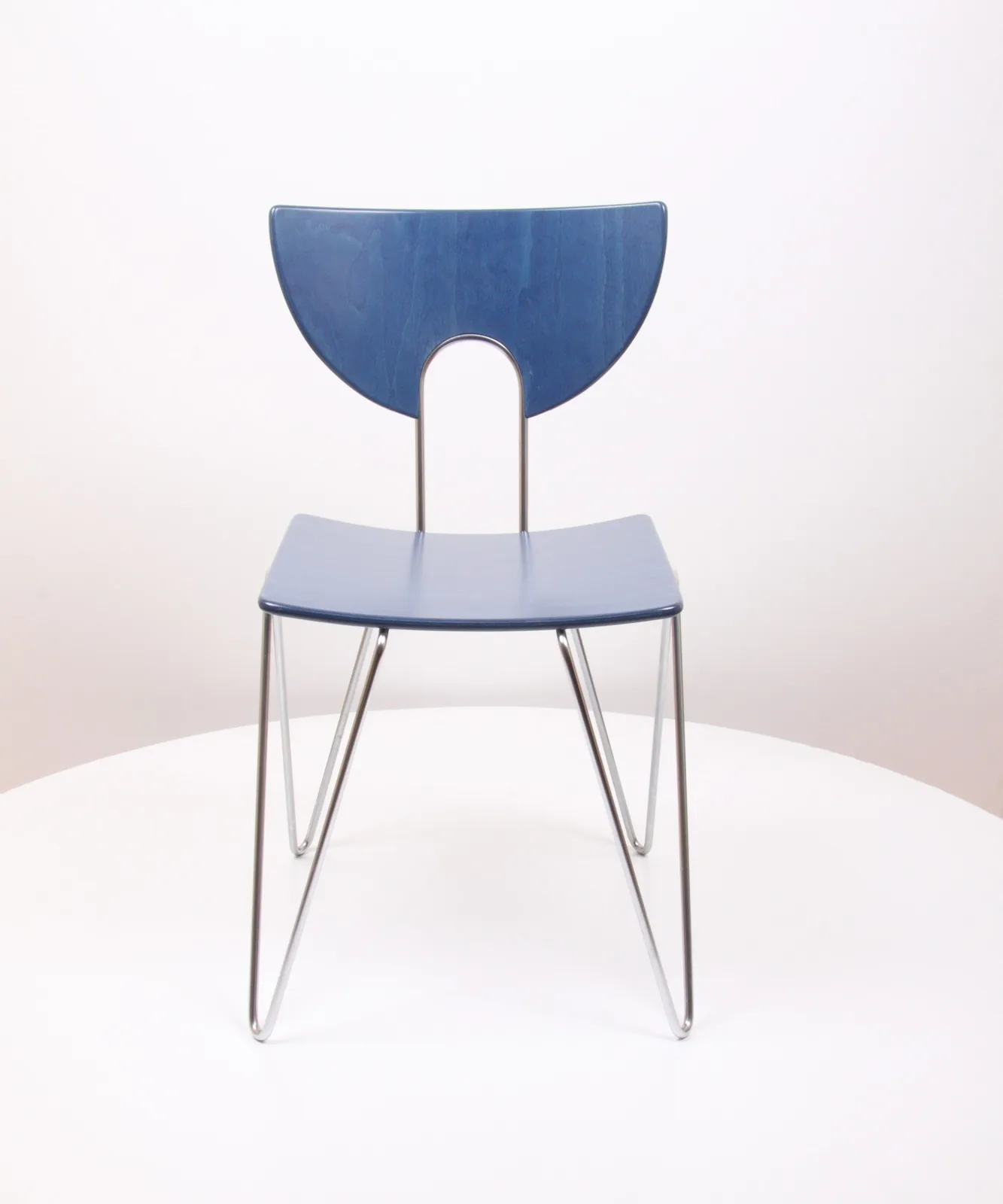 Blauer Schalenstuhl mit Drahtgestell