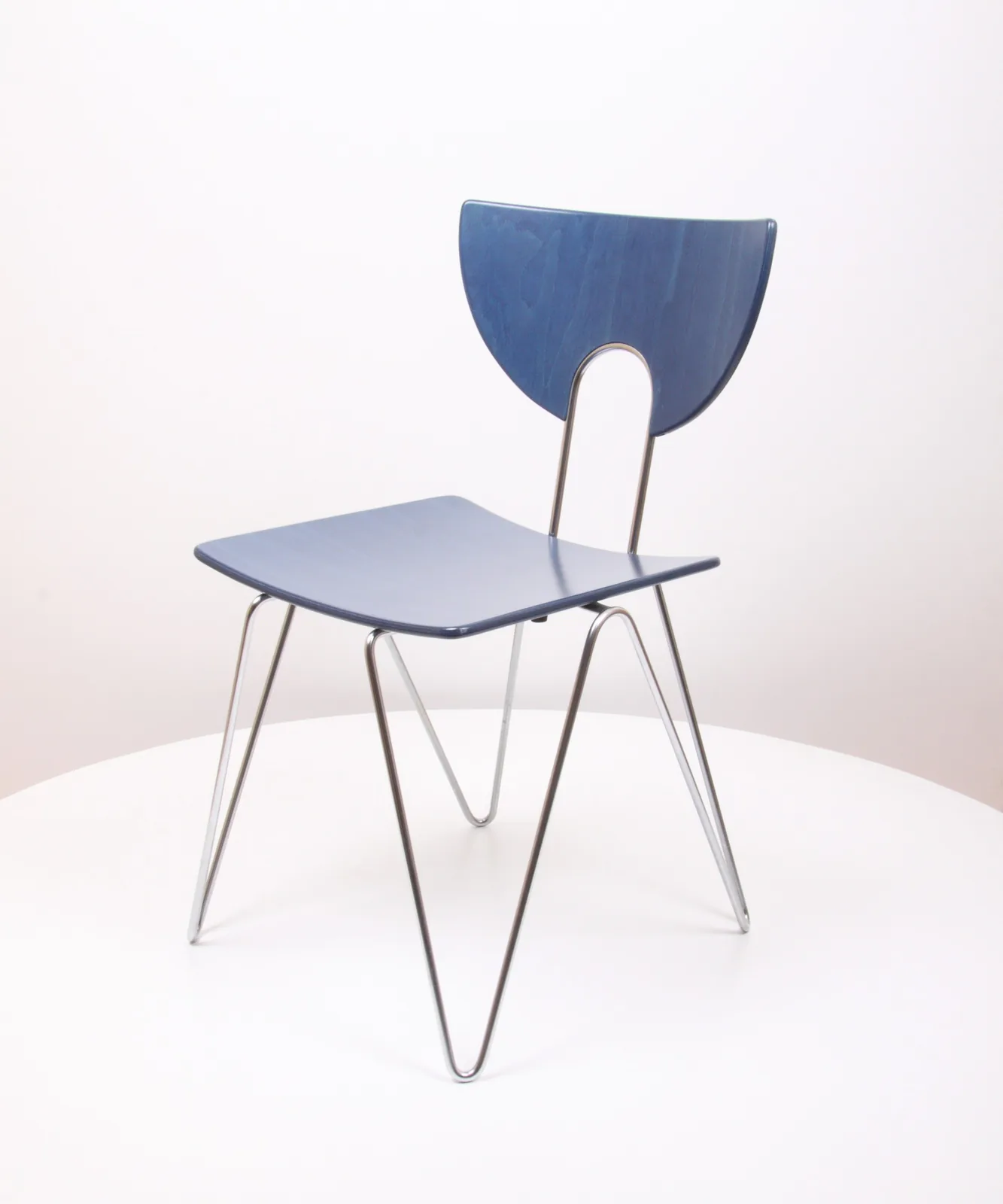 Blauer Schalenstuhl mit Drahtgestell Ansicht 2