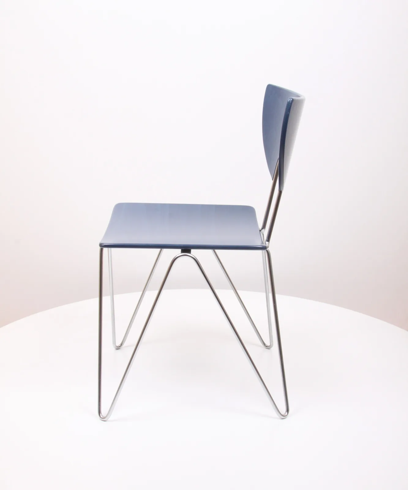 Blauer Schalenstuhl mit Drahtgestell Ansicht 3
