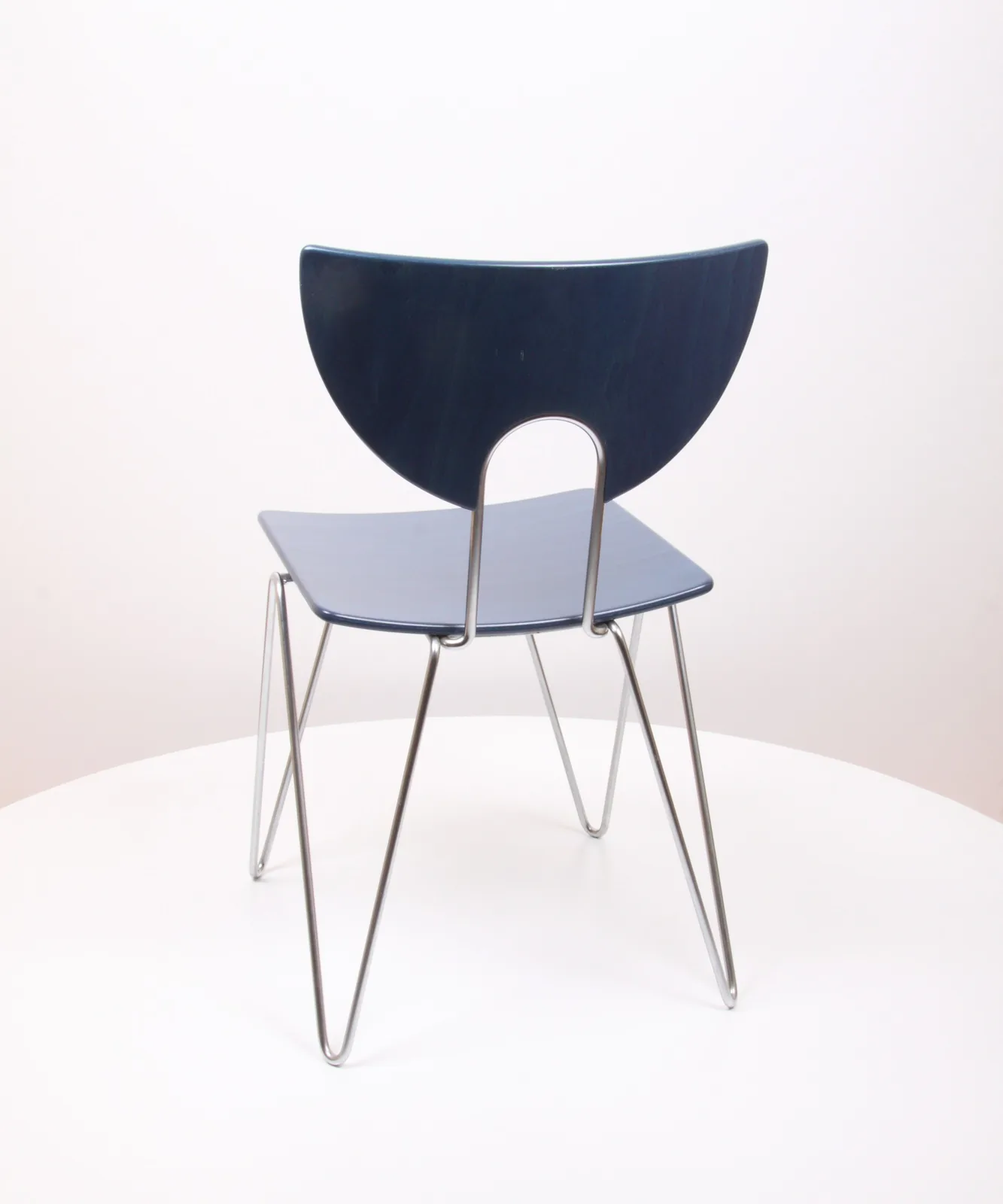 Blauer Schalenstuhl mit Drahtgestell Ansicht 4