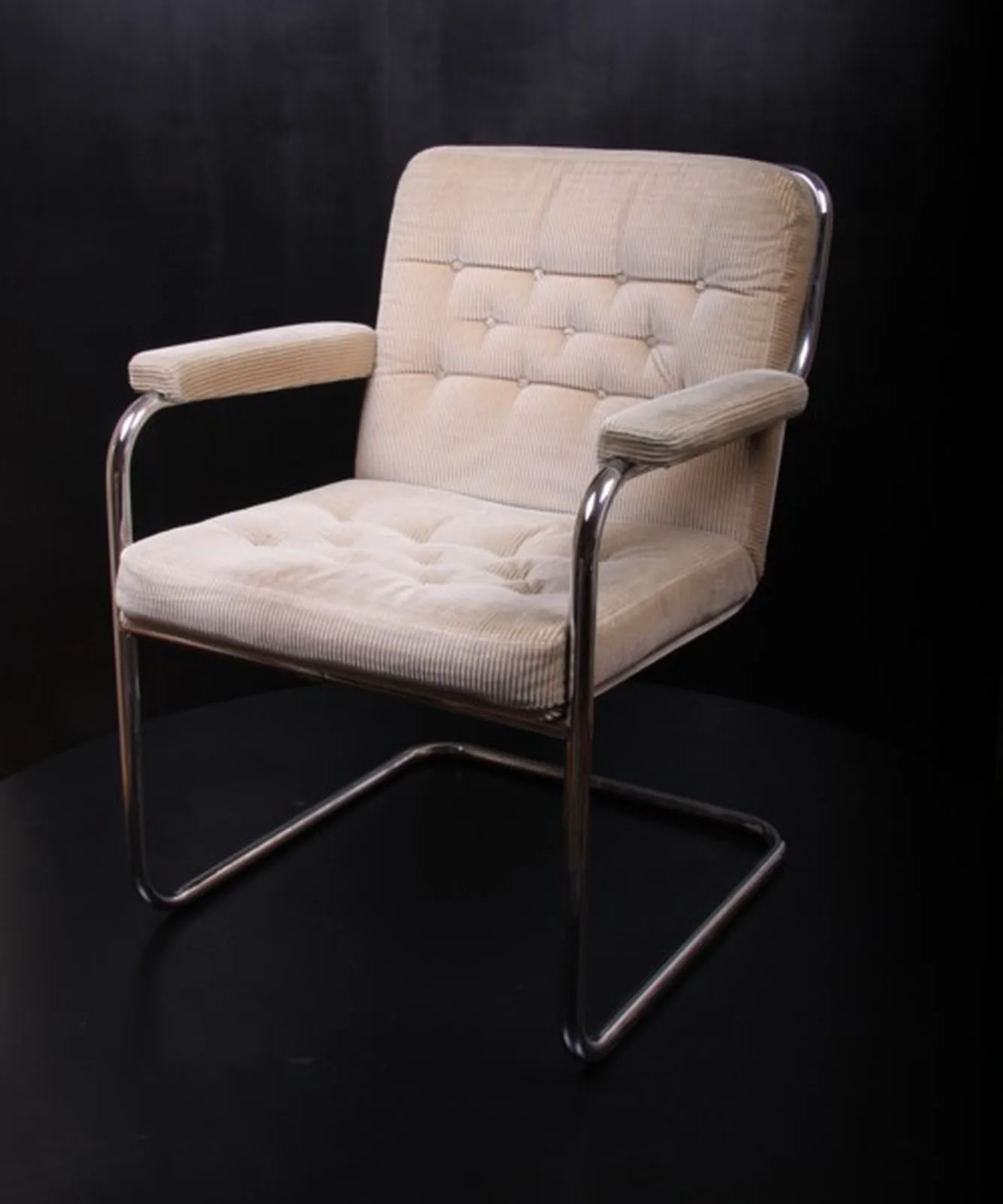 Thonet Freischwinger-Sessel mit beigem Polster