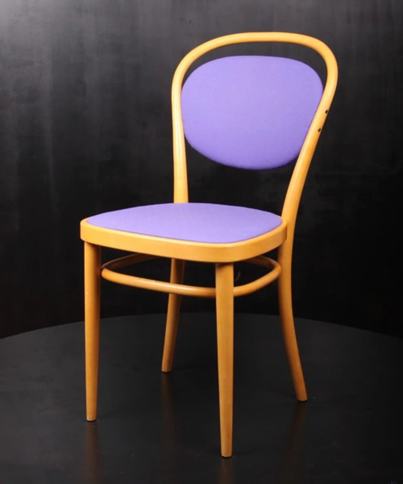 Thonet Bugholz-Armlehnstuhl mit violettem Polster