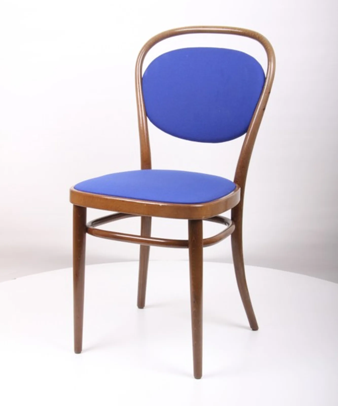 Thonet Bugholzstuhl mit blauem Polster
