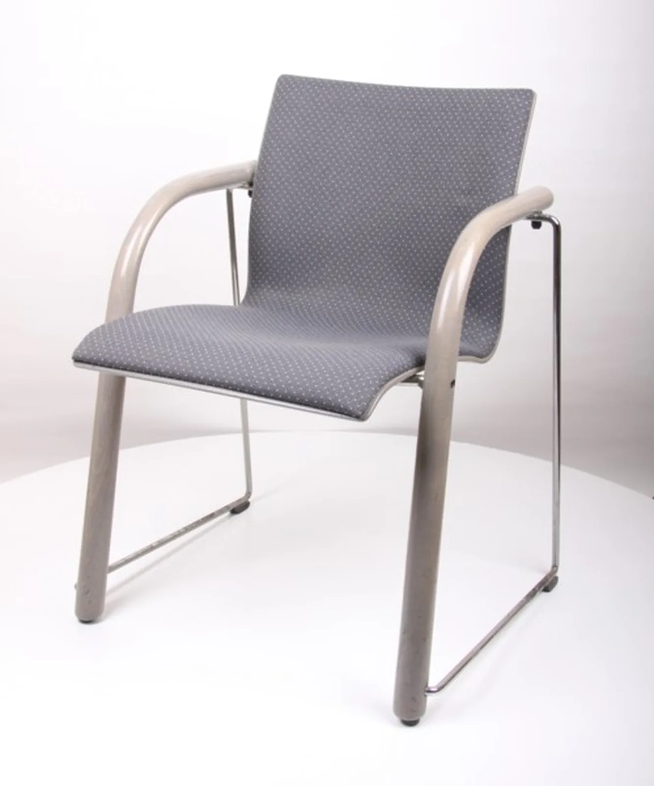Thonet Freischwinger-Armlehnstuhl mit grauem Polster