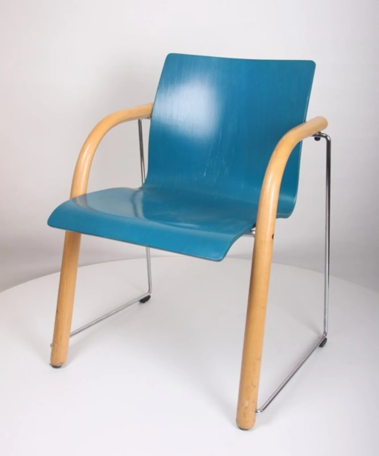 Thonet Formholz-Armlehnstuhl mit türkisblauer Schale