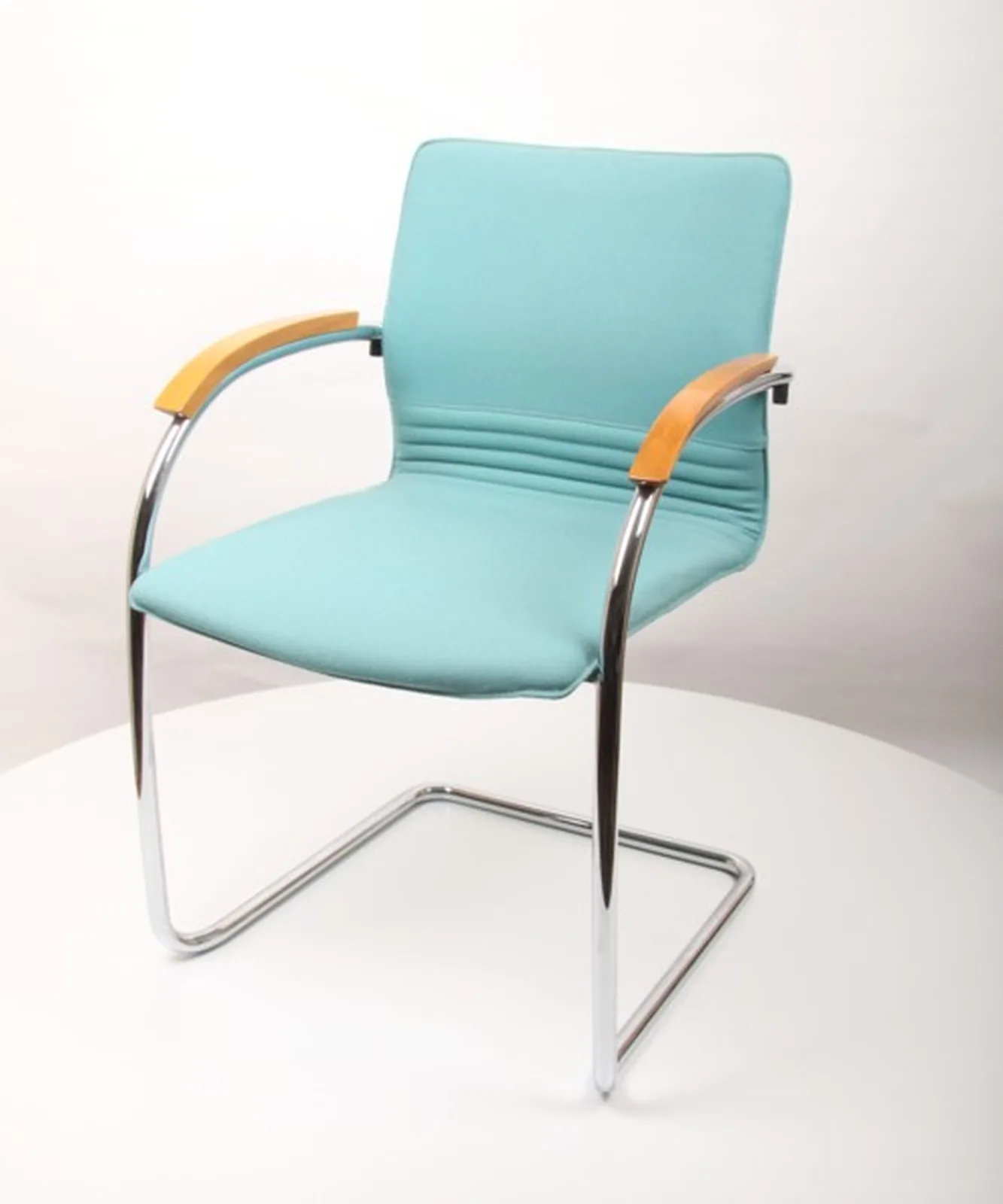 Thonet Freischwinger-Armlehnstuhl mit türkisfarbenem Polster
