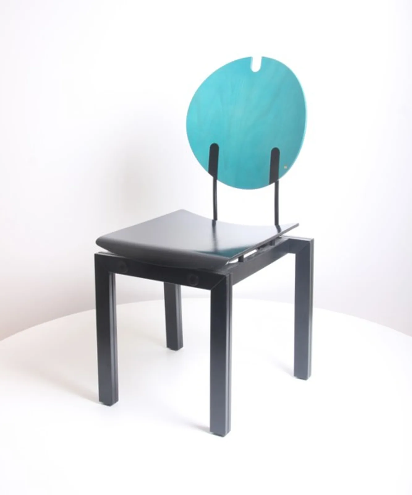Thonet Stuhl mit runder türkisfarbener Rückenlehne