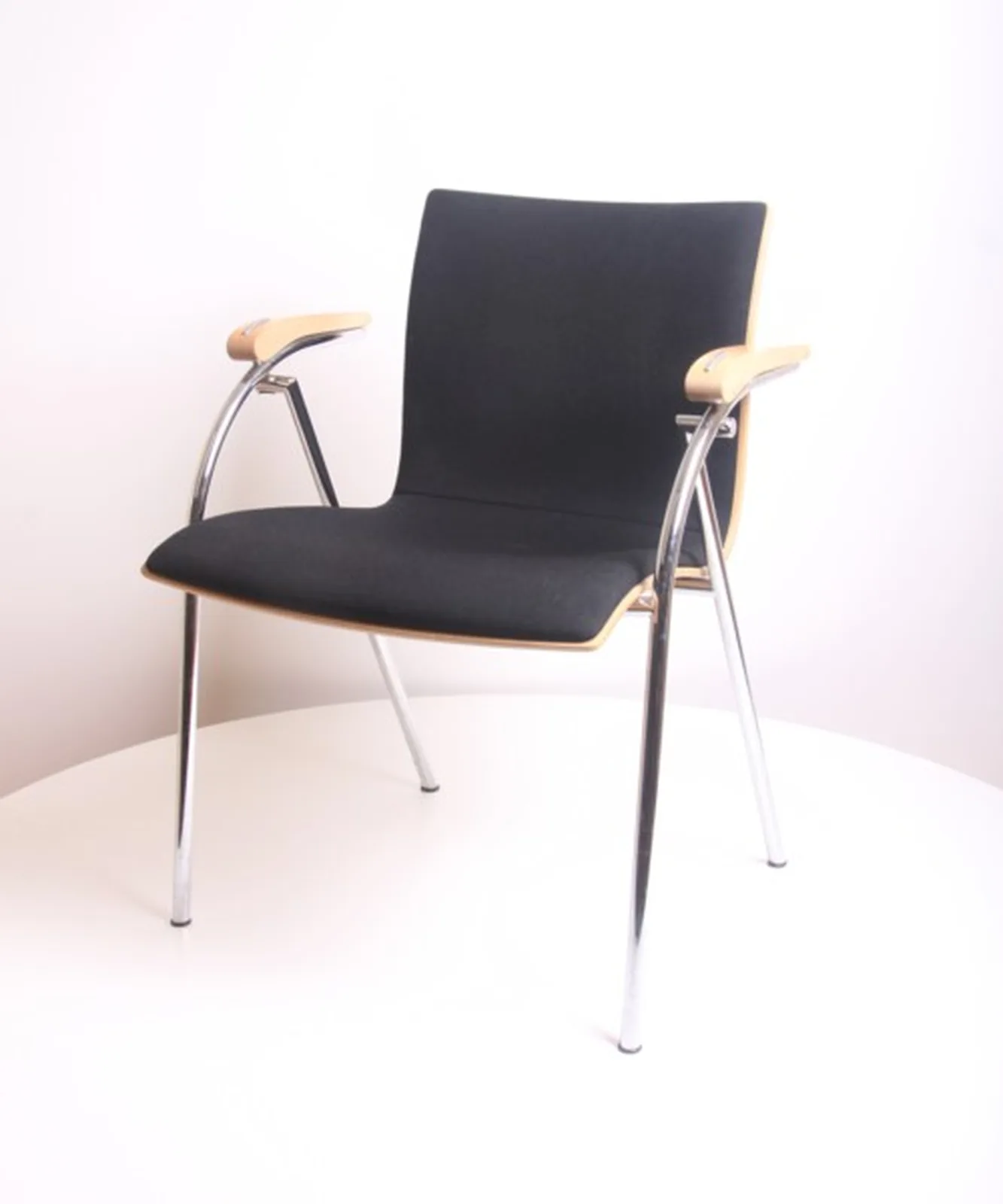 Thonet Armlehnstuhl mit schwarzem Polster