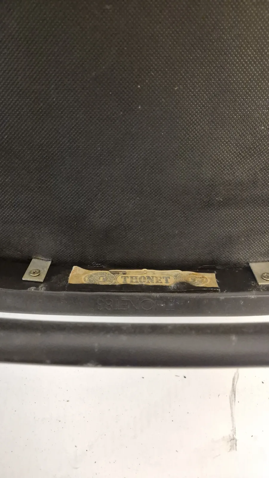 Herkunftsnachweis zu Thonet Bugholz-Armlehnstuhl mit rotem Polster