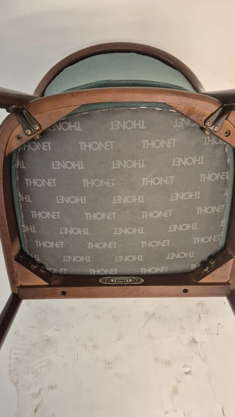 Herkunftsnachweis zu Thonet Bugholz-Armlehnstuhl mit ovalem Rückenpolster