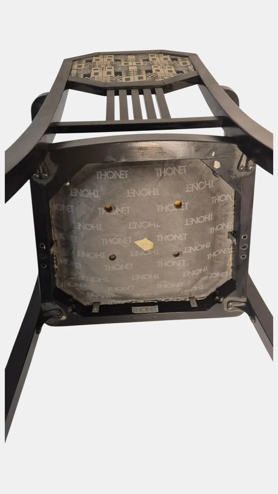 Herkunftsnachweis zu Thonet Armlehnstuhl mit polygonalem Rücken und Musterpolster